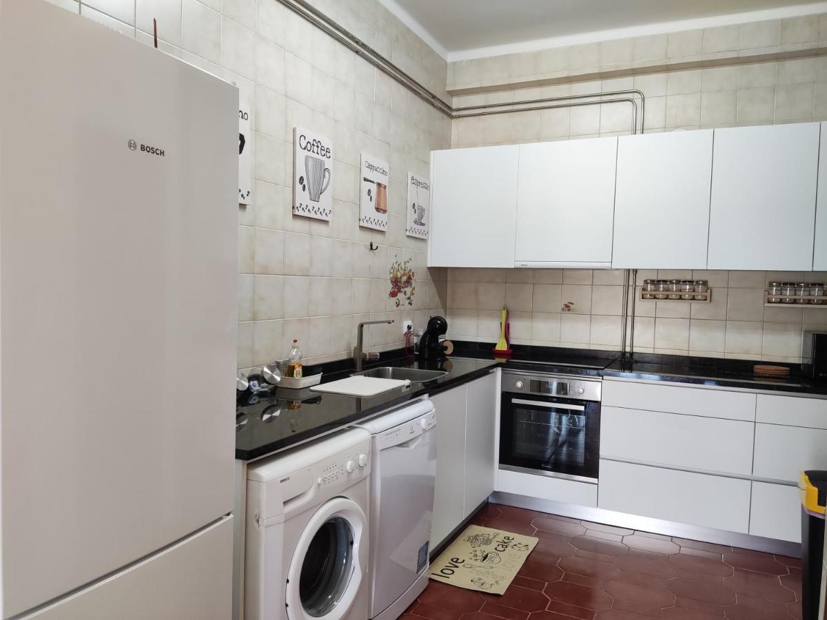Apartment By The Beach! With Large Balcony! 상 마르티뇨 두 포르투 외부 사진