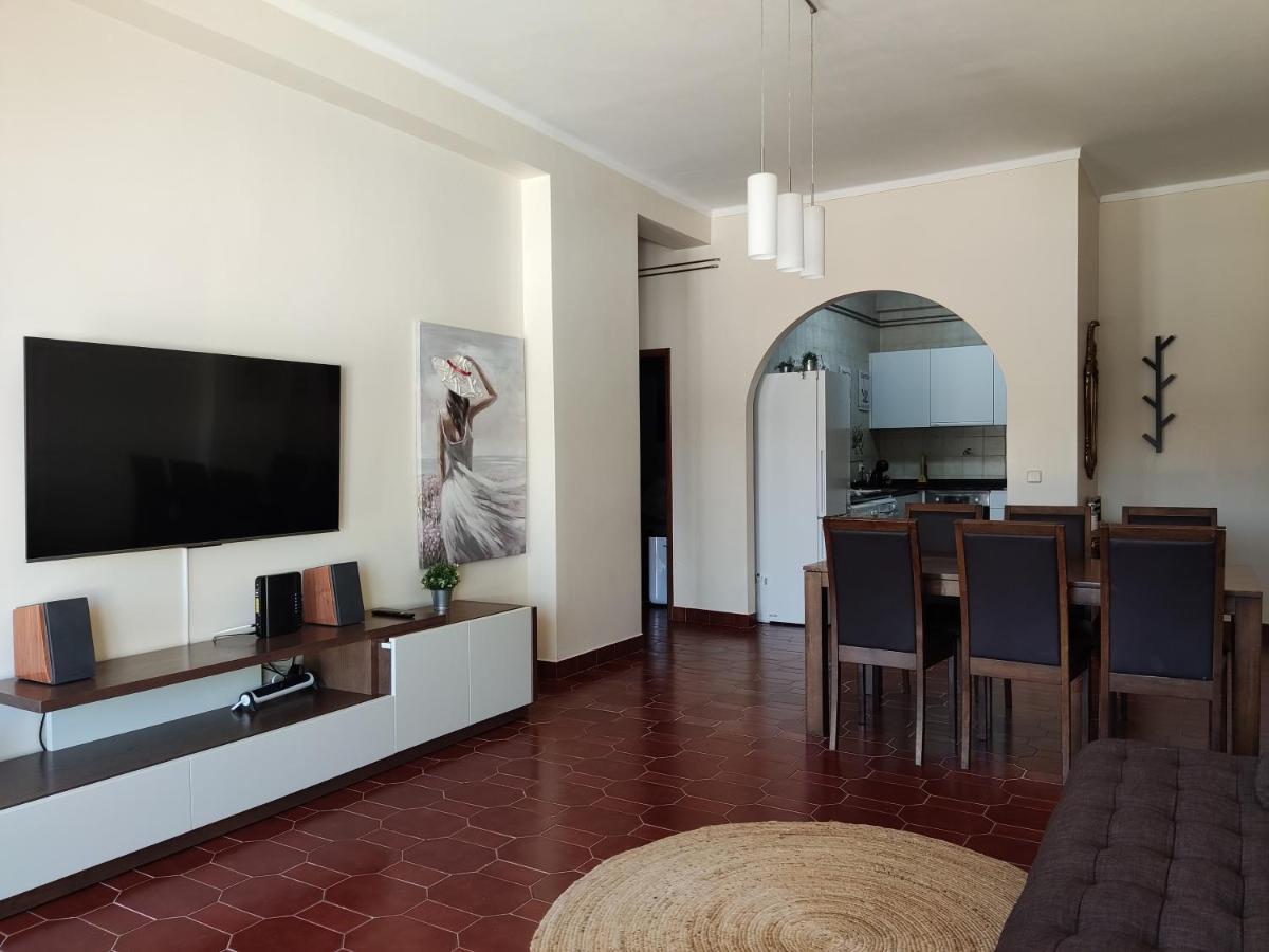 Apartment By The Beach! With Large Balcony! 상 마르티뇨 두 포르투 외부 사진