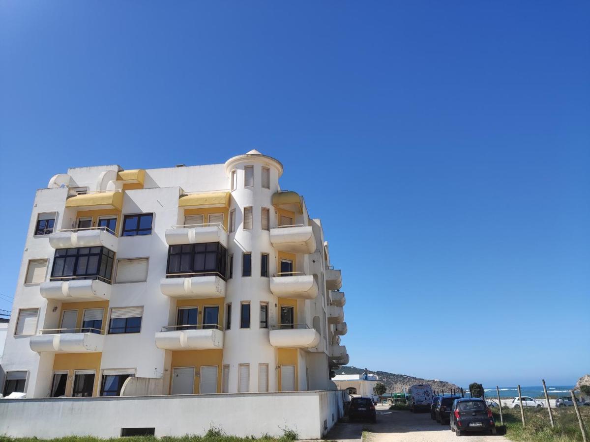 Apartment By The Beach! With Large Balcony! 상 마르티뇨 두 포르투 외부 사진